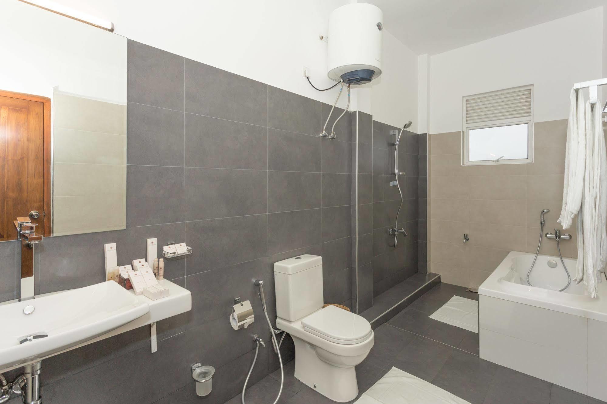 Grand Camellia Hotel Нувара Елия Екстериор снимка